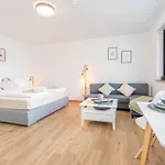 Modernes Studio-apartment Mit Balkon Und Privatem Stellplatz Fuer Bis Zu 4 Personen Nur Wenige Minuten Von Der Innenstadt & Mosel Entfernt Κόμπλεντς