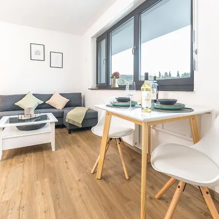 Modernes Studio-apartment Mit Balkon Und Privatem Stellplatz Fuer Bis Zu 4 Personen Nur Wenige Minuten Von Der Innenstadt & Mosel Entfernt アパート