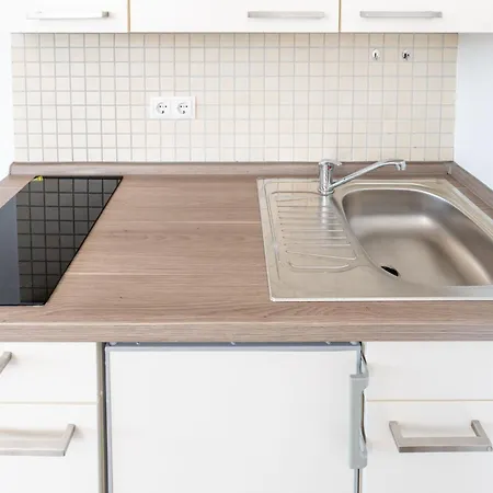 Lägenhet Modernes Studio-apartment Mit Balkon Und Privatem Stellplatz Fuer Bis Zu 4 Personen Nur Wenige Minuten Von Der Innenstadt & Mosel Entfernt *