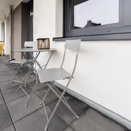 Modernes Studio-apartment Mit Balkon Und Privatem Stellplatz Fuer Bis Zu 4 Personen Nur Wenige Minuten Von Der Innenstadt & Mosel Entfernt *