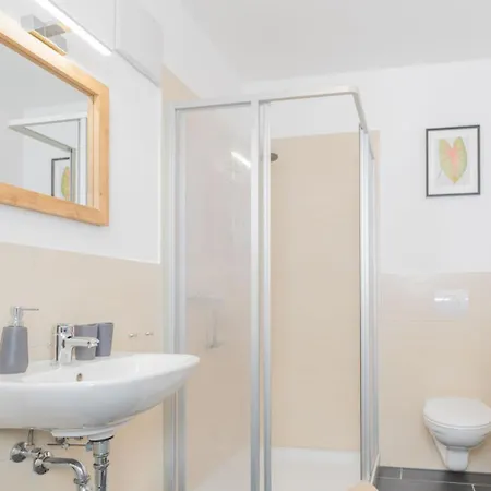 Modernes Studio-apartment Mit Balkon Und Privatem Stellplatz Fuer Bis Zu 4 Personen Nur Wenige Minuten Von Der Innenstadt & Mosel Entfernt