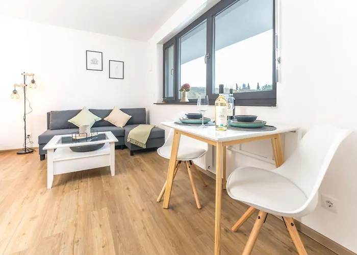 Modernes Studio-apartment Mit Balkon Und Privatem Stellplatz Fuer Bis Zu 4 Personen Nur Wenige Minuten Von Der Innenstadt & Mosel Entfernt Appartement